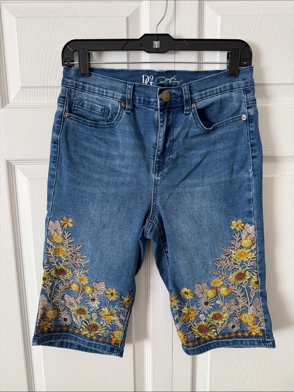 DG2 by Diane Gilman Blue Denim Bermuda Shorts with Yellow Floral Embroidery sz 8